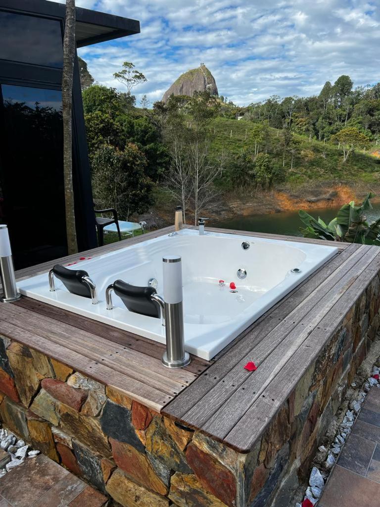 Sin Prisa "Not Rush" Cabana Preciosa! Con Jacuzzi, Vista Y Acceso Directo Al Embalse, Vista A La Piedra , Deporte Acuatico Paddle Board And Breakfast Incluidos ! Imperdible Guatapé Eksteriør billede